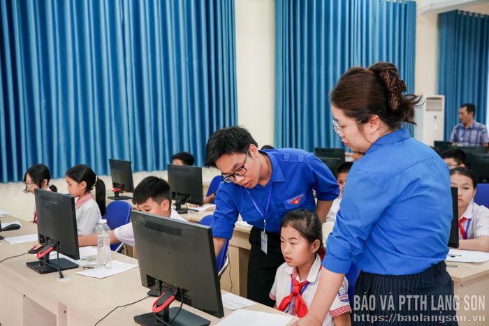 Các tình nguyện viên hỗ trợ thí sinh dự thi 