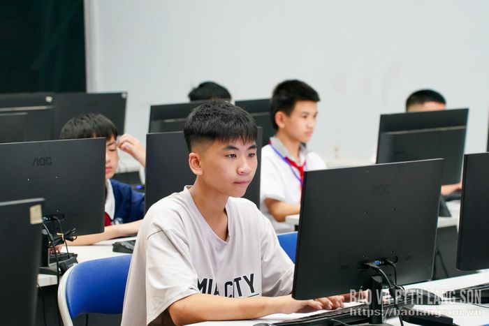 Các thí sinh tham gia làm bài thi
