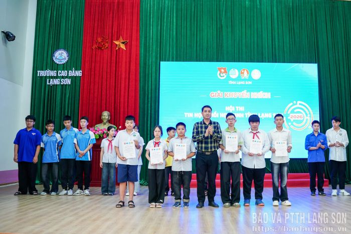 Ban tổ chức trao giải cho các thí sinh đạt giải khuyến khích 