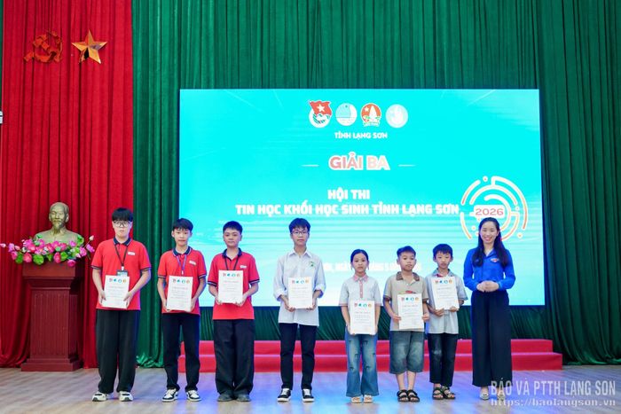Ban tổ chức trao giải cho các thí sinh đạt giải ba 