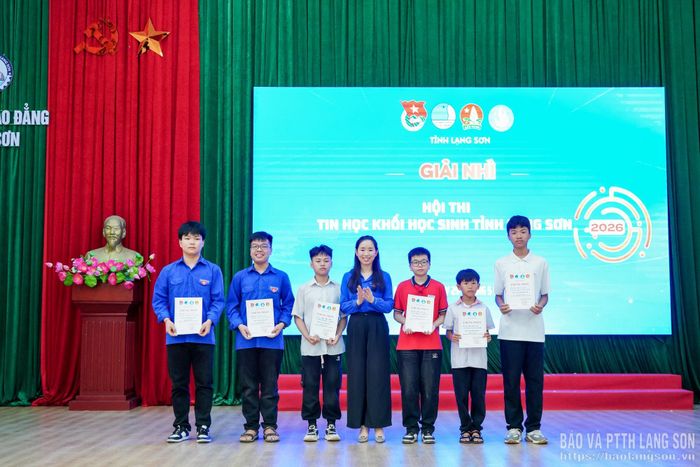 Ban tổ chức trao giải cho các thí sinh đạt giải nhì