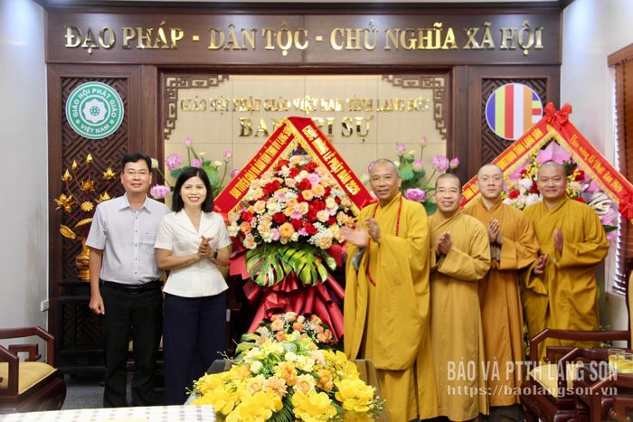 Lãnh đạo Ban Tuyên giáo và Dân vận Tỉnh ủy tặng hoa chúc mừng Ban Trị sự Giáo hội Phật giáo Việt Nam tỉnh Lạng Sơn