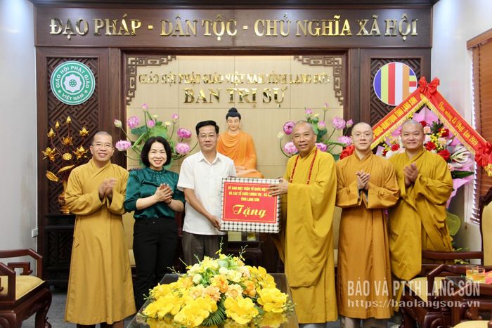 Lãnh đạo Ủy ban MTTQ Việt Nam tỉnh tặng quà chúc mừng Ban Trị sự Giáo hội Phật giáo Việt Nam tỉnh Lạng Sơn