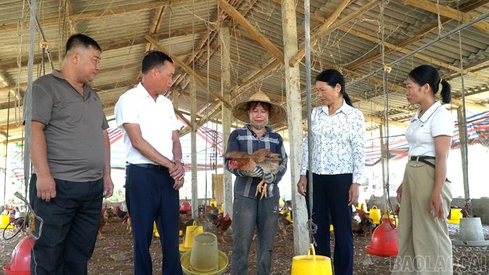 Cán bộ thôn, xã luôn gần dân, sát dân, lắng nghe dân nói, hành động vì dân.