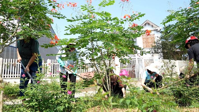 Phong trào xây dựng các tuyến đường hoa do cán bộ thôn triển khai được Nhân dân tích cực hưởng ứng.