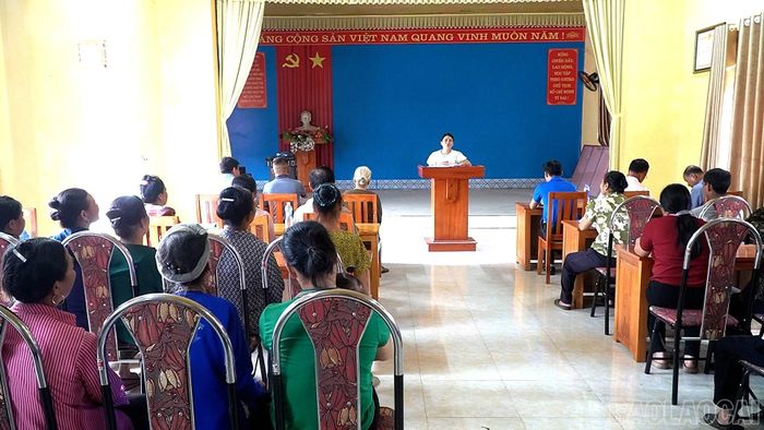 Chị Hoàng Thị Mai, Bí thư Chi bộ thôn Đại Phác, thường xuyên hỗ trợ người dân giải quyết các khó khăn, vướng mắc tại cơ sở.