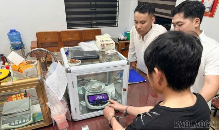 Giám định ma túy đối với đối tương Má A Máo (áo đen).