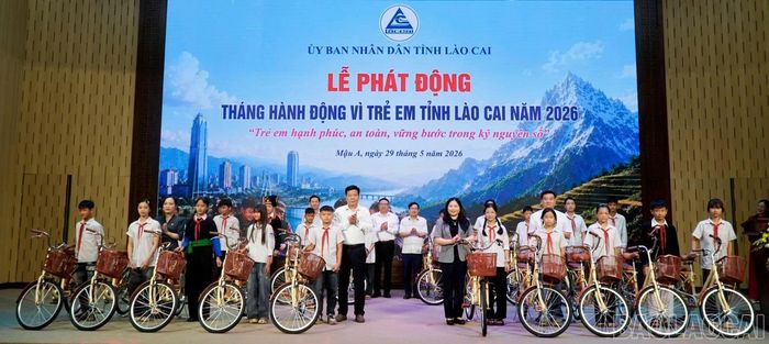 20 trẻ em có hoàn cảnh đặc biệt khó khăn được tặng xe đạp từ Quỹ Bảo trợ trẻ em tỉnh.