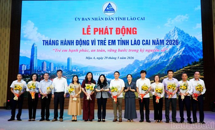 Phó Chủ tịch UBND tỉnh Vũ Thị Hiền Hạnh tặng hoa các tập thể, cá nhân ủng hộ Quỹ Bảo trợ trẻ em tỉnh năm 2026.