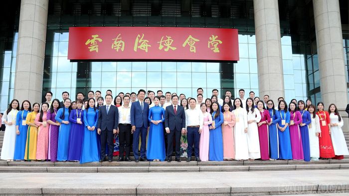 Lãnh đạo tỉnh Lào Cai chụp ảnh lưu niệm với tuổi trẻ tỉnh Lào Cai tham dự chương trình.