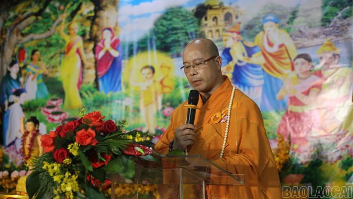 Thượng tọa Thích Minh Huy - Phó Trưởng Ban Thường trực Ban Trị sự Giáo hội Phật giáo Việt Nam tỉnh tuyên đọc thông điệp Phật đản Phật lịch 2570.