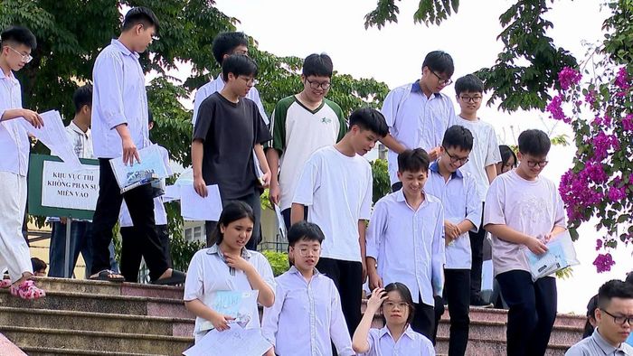 Thí sinh dự thi tại Trường THPT Chuyên Nguyễn Tất Thành phấn khởi rời phòng thi.