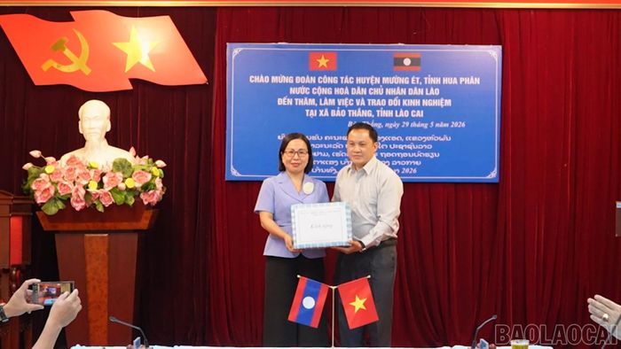 Lãnh đạo xã Bảo Thắng tặng quà Đoàn công tác huyện Mường Ét.