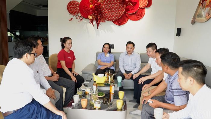 Đoàn công tác huyện Mường Ét tham quan các mô hình kinh tế tại xã Bảo Thắng.