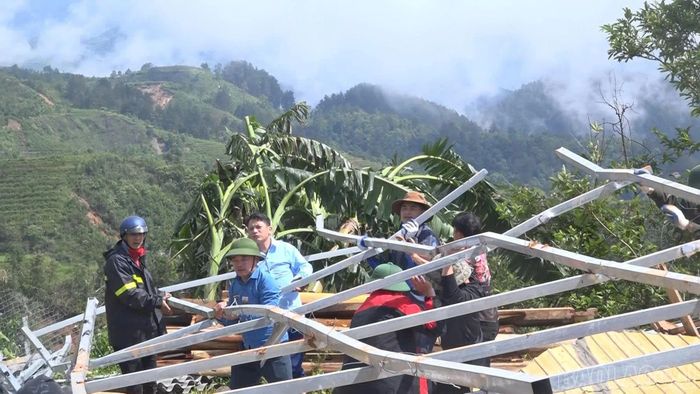 Các lực lượng tham gia hỗ trợ gia đình anh Giàng A Dê khắc phục hậu quả sau trận mưa dông, lốc chiều 28/5.