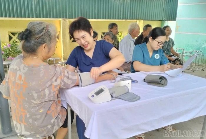 Người cao tuổi được kiểm tra huyết áp, xét nghiệm máu, siêu âm, kiểm tra tuyến giáp.
