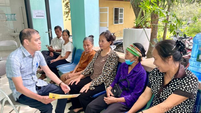 Cán bộ trạm y tế phường tư vấn chế độ dinh dưỡng, chăm sóc sức khỏe cho người cao tuổi tại chương trình.
