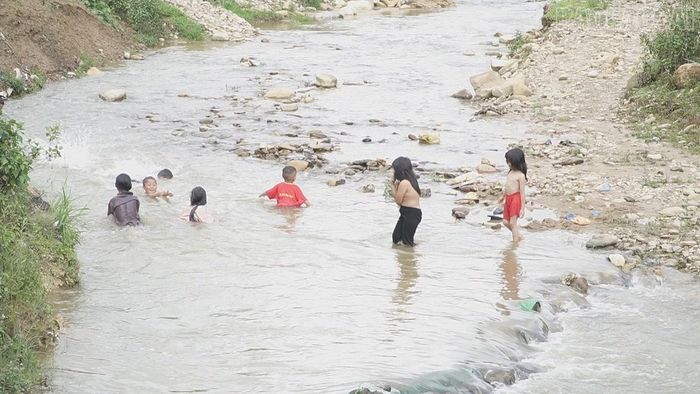 Những dòng suối là địa điểm ưa thích vui chơi, tắm mát của trẻ em vùng cao.