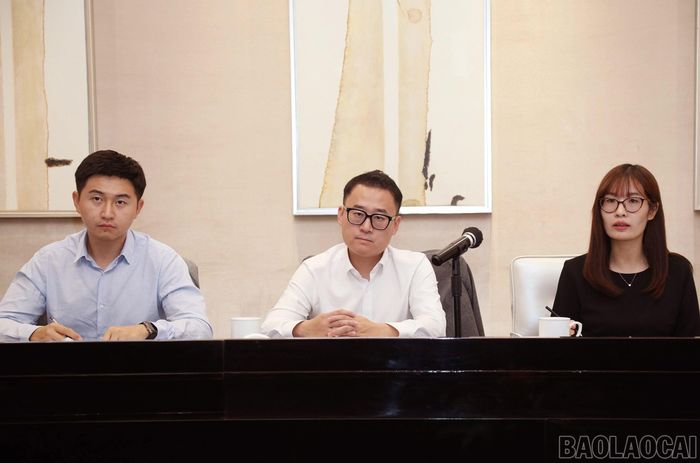Ông Lưu Mâm Nguyên - Tổng Giám đốc khu vực Tây Nam Trung Quốc, Tập đoàn Sunwah, Hồng Kông và các thành viên của tập đoàn dự buổi làm việc.