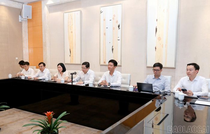 Các đại biểu dự buổi làm việc.