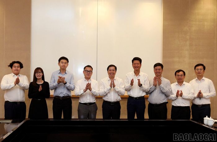 Các đại biểu chụp ảnh lưu niệm.