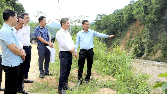 Đồng chí Ngô Hạnh Phúc - Phó Chủ tịch Thường trực UBND tỉnh kiểm tra tại Dự án thủy điện Nậm Tha Hạ.