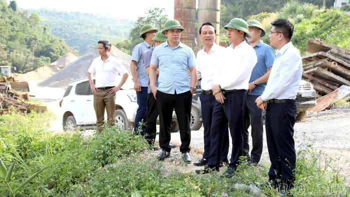 Đồng chí Ngô Hạnh Phúc - Phó Chủ tịch Thường trực UBND tỉnh kiểm tra tại Dự án thủy điện Ngòi Nhù 1A.