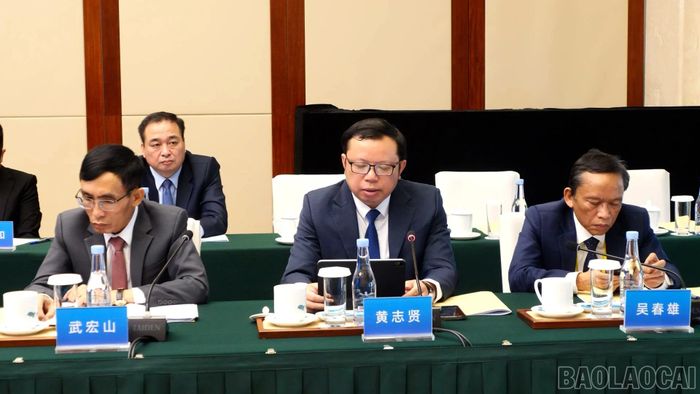 Thảo luận tại tổ hợp tác kinh tế, thương mại.