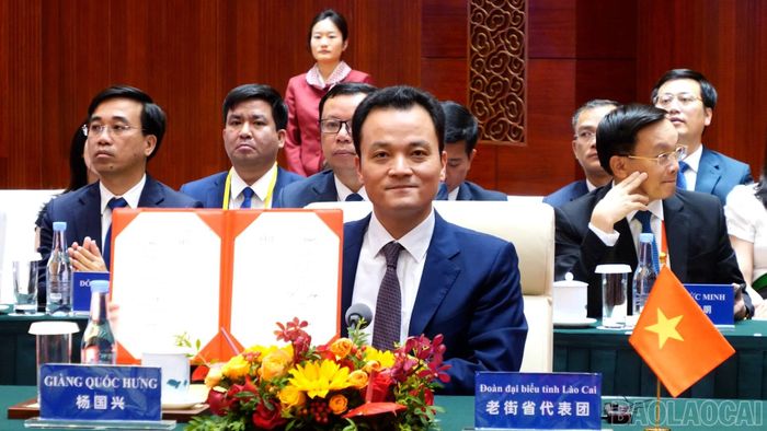 Các đoàn đã tiến hành ký kết Biên bản Phiên họp lần thứ 12 Nhóm Công tác liên hợp.