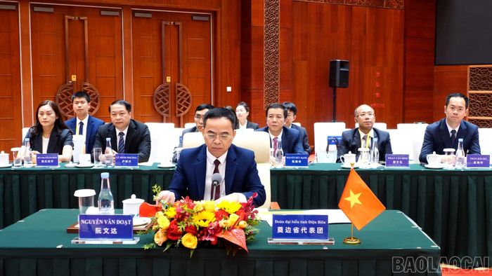 Các đại biểu tham gia thảo luận tại phiên họp.