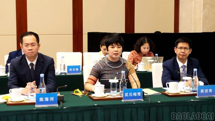 Thảo luận tại tổ giao lưu nhân văn.