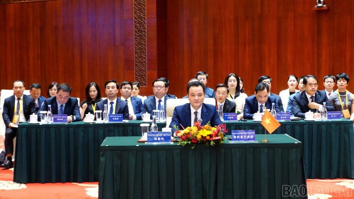 Đồng chí Giàng Quốc Hưng - Phó Chủ tịch UBND tỉnh Lào Cai phát biểu tại phiên họp.
