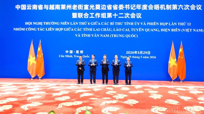 Lãnh đạo các tỉnh Lào Cai, Lai Châu, Tuyên Quang, Điện Biên (Việt Nam) và tỉnh Vân Nam (Trung Quốc) chụp ảnh lưu niệm.