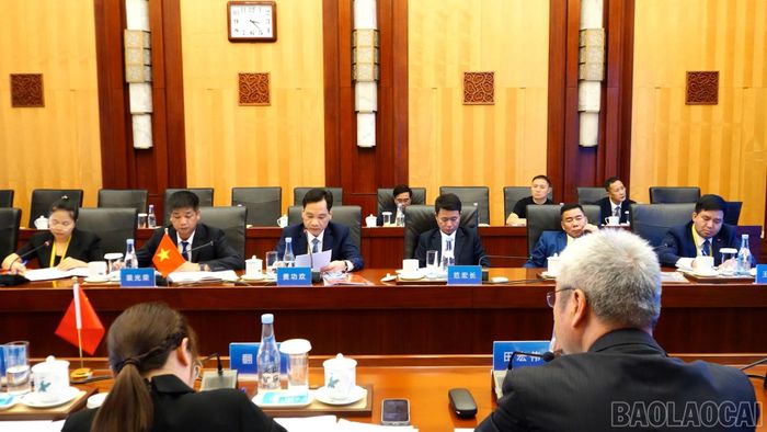 Các đại biểu thảo luận tại tổ kết nối liên thông.