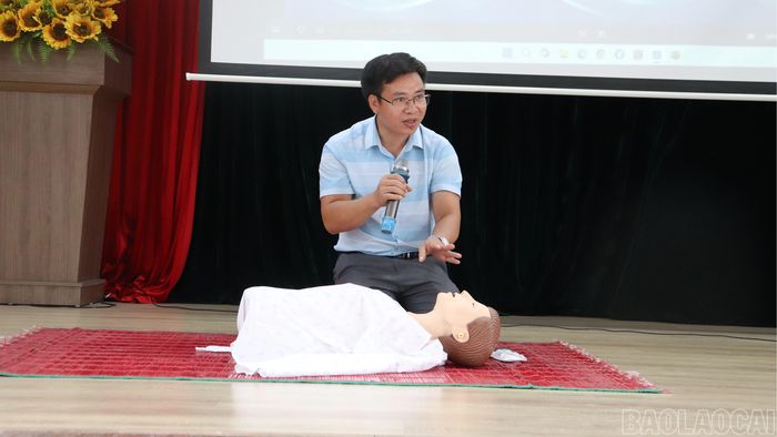 Giảng viên truyền đạt kiến thức, kỹ năng phòng, chống đuối nước và sơ cấp cứu tai nạn thương tích tại lớp tập huấn.
