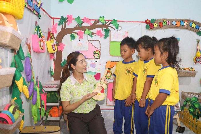 Cô giáo H'Rim giúp trẻ DTTS nâng cao kỹ năng tiếng Việt bằng cách tăng cường tương tác, trao đổi với trẻ