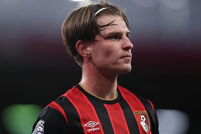 Alex Scott được các ông lớn nước Anh săn đón.