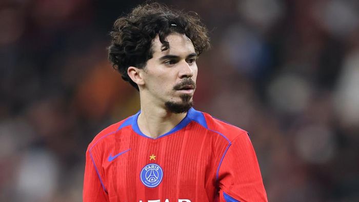 Tiền vệ PSG vẫn gặp khó ở các pha đấu tay đôi.