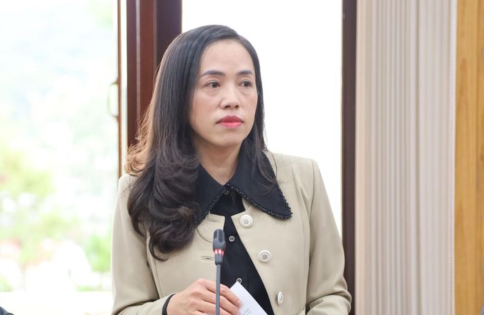 Đại diện phường Xuân Hương - Đà Lạt báo cáo phương án triển khai các hoạt động trồng hoa, chỉnh trang đô thị trên địa bàn