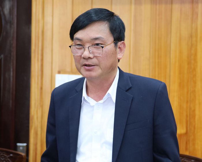 Đại diện phường Lâm Viên - Đà Lạt báo cáo phương án triển khai các tuyến đường hoa trên địa bàn