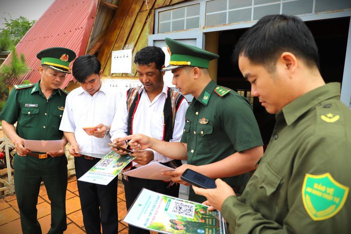 Cán bộ Đồn Biên phòng Tuy Đức hướng dẫn người dân cách vào hòm thư để gửi thông tin tố giác tội phạm
