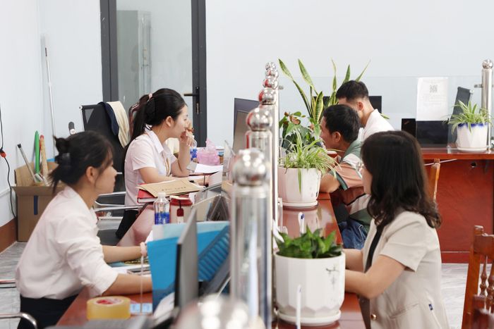 Trung tâm Phục vụ hành chính công xã Nam Đà được bố trí nhiều cây xanh, trang bị máy lạnh phục vụ người dân tới giao dịch