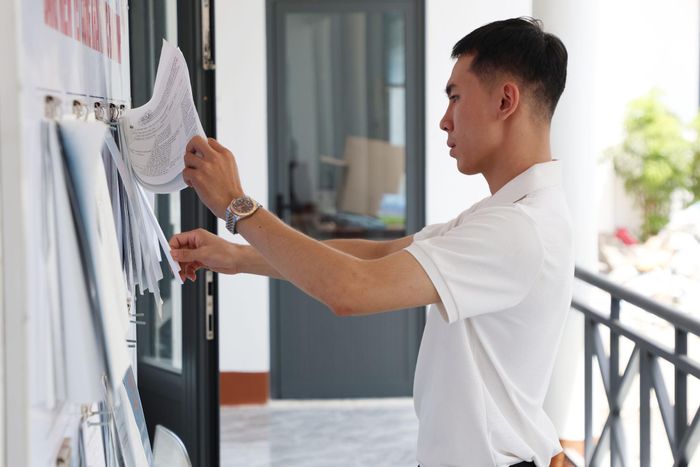 Người dân tìm hiểu các hồ sơ được niêm yết công khai tại cửa Trung tâm Phục vụ hành chính công xã Nam Đà