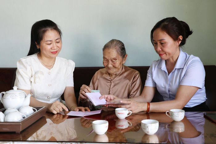 Xã Nam Đà thực hiện việc chi trả tiền hỗ trợ ngay tại nhà đối với người có công, người già, gặp khó khăn về vận động