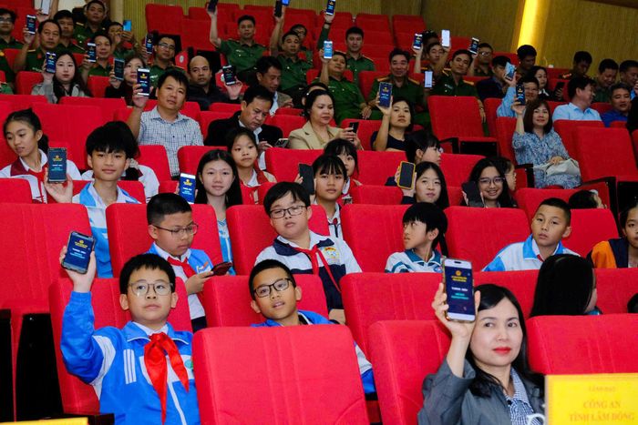 Các em học sinh hào hứng tham gia nghi thức phát động