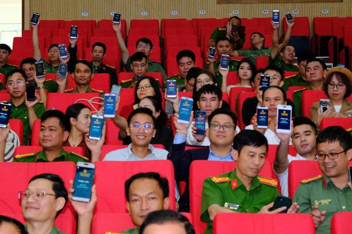 Lực lượng công an, cùng các KOL tham gia nghi thức hưởng ứng