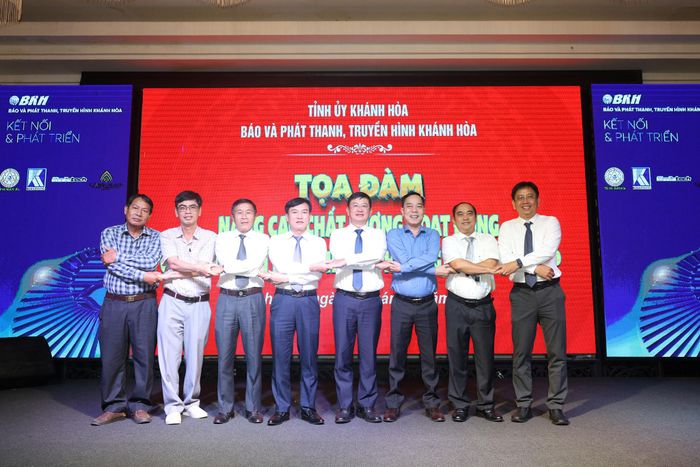 Đoàn công tác Báo và PTTH Lâm Đồng cùng các đại biểu dự tọa đàm