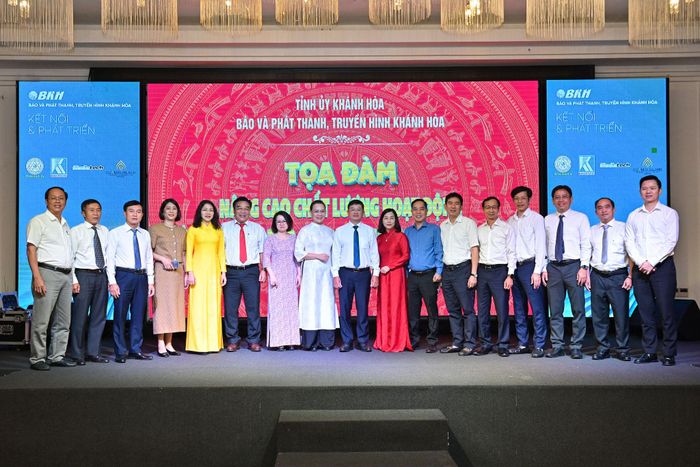 Tỉnh ủy viên, Giám đốc Báo và Phát thanh Truyền hình Lâm Đồng Lê Huy Toàn cùng lãnh đạo các cơ quan Báo và PTTH địa phương tham dự tọa đàm