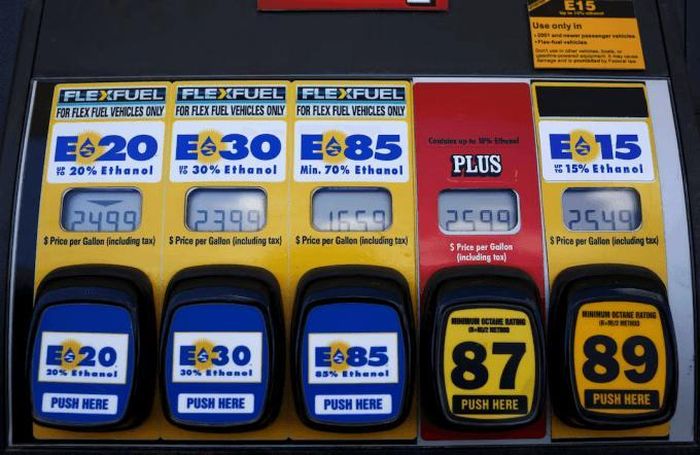 Một cột bơm xăng với nhiều loại hỗn hợp ethanol tại Nevada, Iowa, Mỹ.
