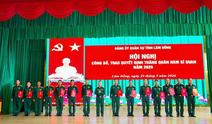 Đại tá Nguyễn Văn Sơn, Chính ủy Bộ CHQS tỉnh trao quyết định cho các quân nhân